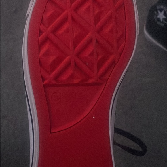 Black and red Converse - Picture 3 of 6